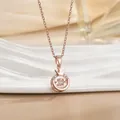 Detailaufnahme der roségoldenen Kleeblatt-Kette mit tanzendem Kronenanhänger und Diamant - Tanzende Kronenform / Roségold