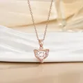 Detailaufnahme des roségoldenen Katzenanhängers mit Zirkonia an einer feinen Kette - Bewegliche Katzenform / Roségold