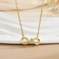 Detailaufnahme des goldenen Unendlich-Anhängers mit glänzenden Zirkonia-Steinen an Kette - Exquisites Pave Unendlichkeitssymbol