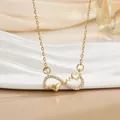 Nahaufnahme der goldenen Unendlichkeit Herz Halskette mit Zirkonia und Herzschlag Linie - Doppelherz EKG Unendlichkeitssymbol