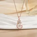 Detailaufnahme der Roségold-Halskette mit beweglichem Zirkonia-Mausanhänger für Damen - Tanzende Mausform / Roségold