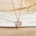 Elegante rotgoldene Herzkette mit glitzernden Kristallen an einer feinen Ankerkette - Tanzendes Herz Stil / Roségold