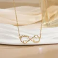 Detail der Infinity-Halskette mit Namen und zirkonbesetzten Herzen in Gold-Optik - Custom Name Unendlichkeitssymbol (Maeua/Kenny)