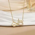 Makroaufnahme der goldenen Unendlichkeit-Schmetterling-Kette mit Zirkonia-Anhängern - Schmetterling Unendlichkeitssymbol