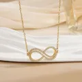 Detailansicht des Unendlich-Anhängers mit Zirkonia-Inlay an goldener Edelstahlkette - Doppelschicht Pave Unendlichkeitssymbol