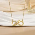 Detail der goldenen Infinity-Halskette mit Herz, Pfotenabdruck und funkelnden Zirkonias - Pfotenabdruck Unendlichkeitssymbol