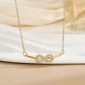 Nahaufnahme des Unendlichkeitssymbol-Anhängers mit funkelnden Zirkonia-Details auf Gold - Minimalistisches Volldrill Unendlichkeitssymbol