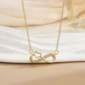 Nahaufnahme des Unendlichkeits-Herz-Anhängers mit Zirkonia auf goldener Kette - Poliertes Herz Unendlichkeitssymbol