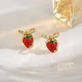 Κομψά σκουλαρίκια φράουλα με χρυσό 18K, κόκκινο σμάλτο και φιόγκους με λαμπερά ζιργκόν - Στυλ Φράουλα με Φιόγκο από Στρας (EH0101)