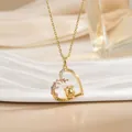 Detail der Herz-Halskette mit Gravur 'Love You More' und roségoldenem Tier-Motiv - Gold Herz Faultier (XL1078)