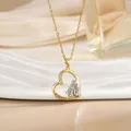 Detail der zweifarbigen Herzenskette mit 'Keep me in your heart' Gravur und Zirkonia - Gold Herz Umarmung (XL1080)