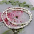 Makroaufnahme ovaler weißer Seemuschelperlen mit Perlmuttglanz für DIY-Schmuckherstellung - 3x5mm / Weiße Muschel