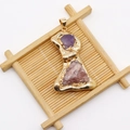 Nahaufnahme von vergoldetem Amethyst- und Rosenquarz-Anhänger auf Bambustablett - Lila/Rosa Stil (Nr. 4)