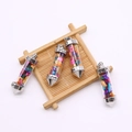Detail van veelkleurige natuursteen fles hangers met zilveren Love-gravering - Regenboog schelp