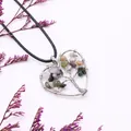 Dettaglio macro del ciondolo a cuore Albero della Vita con pietre naturali e filo intrecciato - Agata Muschiata