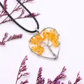 Dettaglio del ciondolo a cuore albero della vita con pietre di quarzo giallo e filo d'argento - Citrino