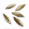 Natürliche Muschelanhänger in Blattform mit goldenem Metallrand für DIY-Halsketten - Blattform / 12x40mm