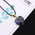 Blauer Naturstein Herzanhänger Halskette mit Golddrahtwicklung und schwarzer Kordel - 20x25mm / Lapislazuli