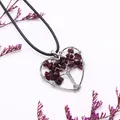 Pendentif cœur arbre de vie argenté avec pierres rouges sur cordon noir fin - Grenat