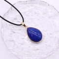 Lapis Lazuli Tropfenanhänger mit vergoldetem Rand an schwarzer Kordelkette - 20x30mm / Lapislazuli