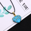 Handgefertigter, herzförmiger blauer Steinanhänger mit Golddraht an schwarzer Kordel - 20x25mm / Blauer Türkis