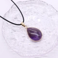 Dunkelvioletter Tropfenanhänger aus Naturstein mit Goldrand und schwarzer Kordelkette - 20x30mm / Amethyst
