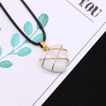 Eleganter weißer herzförmiger Steinanhänger mit goldener Drahtwicklung und schwarzer Kordel - 20x25mm / Weißer Jade