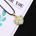 Handgefertigter herzförmiger grüner Steinanhänger mit Golddrahtwicklung an schwarzer Kordel - 20x25mm / Synthetische Hellgrüne Jade