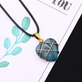 Natürlicher herzförmiger blauer Steinanhänger mit goldener Drahtwicklung an schwarzer Kordel - 20x25mm / US 10