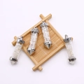Set van vier zilveren bullet-vormige hangers met witte natuurstenen en Love-gravure - Witte Jade