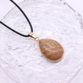 Wassertropfen Naturstein Anhänger mit goldenem Metallrand an schwarzer Wachskordel - 20x30mm / Jaspis