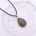 Wassertropfen-Anhänger aus Labradorit-Naturstein mit vergoldetem Rand an Kette - 20x30mm / Blitzstein (Labradorit)