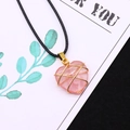 Handgefertigter Herzanhänger aus rosa Quarz mit Golddrahtwicklung und schwarzer Halskette - 20x25mm / Wassermelonen Quarz
