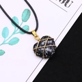 Herzförmiger Schneeflocken-Obsidian-Anhänger mit Golddrahtwicklung an schwarzer Kette - 20x25mm / Schneeflocken-Obsidian