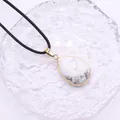 Wassertropfen Anhänger aus weißem Türkis mit Goldrand und schwarzer Kordelkette - 20x30mm / Howlith
