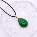 Birnenförmiger grüner Steinanhänger mit Goldrand und schwarzer Wachskordel-Halskette - 20x30mm / Grüner Jade