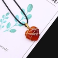 Herzanhänger aus rotem Achat mit goldener Drahtwicklung an einer schwarzen Kordelkette - 20x25mm / Roter Achat