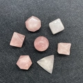 Set di sette pietre geometriche in quarzo rosa naturale con finitura lucida fine - 7 Pezzi Per Set (Quarzo Rosa) / Rosa