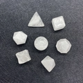 Set da 7 pezzi di cristalli geometrici in quarzo per meditazione e arredamento scrivania - 7 Pezzi Per Set (Cristallo Bianco) / Bianco