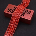 Nahaufnahme facettierter dunkelroter Edelsteinperlen auf einer Vintage-Schmuckschatulle - 2x2mm / Dark Red (Style 7)