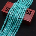 Detailweergave van doorschijnende blauwe ovale kattenoogstenen kralen voor DIY sieraden - Meerblauw