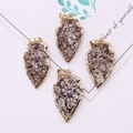 Colgante de punta de flecha en piedra natural con borde dorado para joyería de collar de DIY - Piedra de Flor Marrón