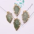Pijlpunt hanger van natuursteen in groen aventurijn met goud vergulde randen - 20-38mm(1012-T240812001) / Synthetische Lichtgroene Jade