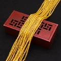 Gelbe Kristallwürfelperlen für Schmuckherstellung auf einer Vintage-Holzbox präsentiert - 2x2mm / Gelb (Nr. 10)