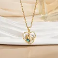 Λεπτομέρεια macro από χρυσό μενταγιόν καρδιά 18k με λευκό σμάλτο και πράσινο στρας - Στυλ Καρδιά Τριαντάφυλλο (XL0683)