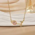Goldene Tulpenkette mit rosa Edelstein-Anhänger auf einem weißen Keramik-Tablett - Rosa Tulpe (XL01149)