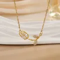 Elegante goldene Tulpen-Halskette mit birnenförmigem Zirkon auf weißem Keramiktablett - Weiße Tulpe (XL01149A)