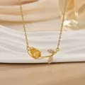 Elegante goldene Tulpen-Halskette mit gelbem birnenförmigem Edelstein und Diamantakzenten - Gelbe Tulpe (XL01149B)