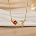 Makroaufnahme der goldenen Tulpen-Halskette mit rotem Edelstein und Zirkonia-Blättern - Rote Rose (XL01149C)