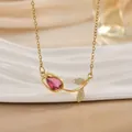 Detailansicht einer goldenen Tulpen-Halskette mit rosa Tropfen-Edelstein und Blattelementen - Rosa Rose (XL01149D)